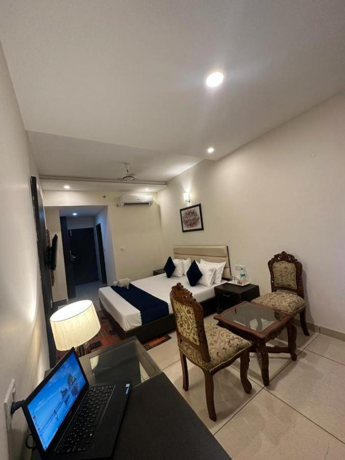 Hotel Jb Residency !! Luxurious & Royal Balcony Rooms !! Large Rooms Zirakpur Bagian luar foto