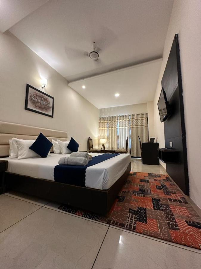 Hotel Jb Residency !! Luxurious & Royal Balcony Rooms !! Large Rooms Zirakpur Bagian luar foto