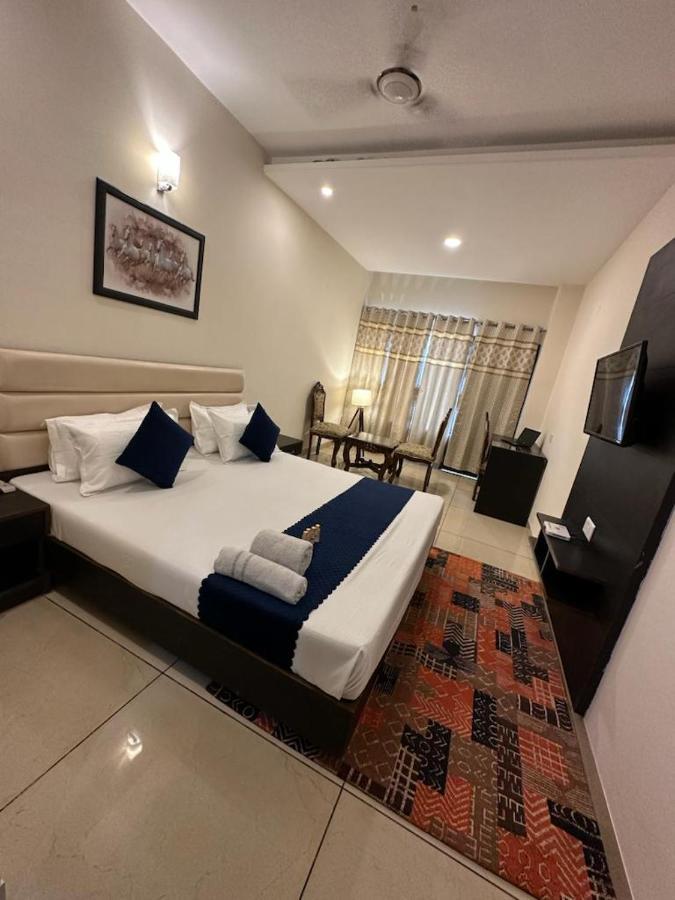 Hotel Jb Residency !! Luxurious & Royal Balcony Rooms !! Large Rooms Zirakpur Bagian luar foto