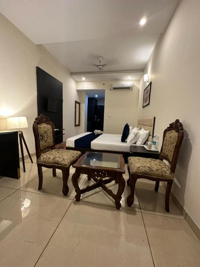 Hotel Jb Residency !! Luxurious & Royal Balcony Rooms !! Large Rooms Zirakpur Bagian luar foto