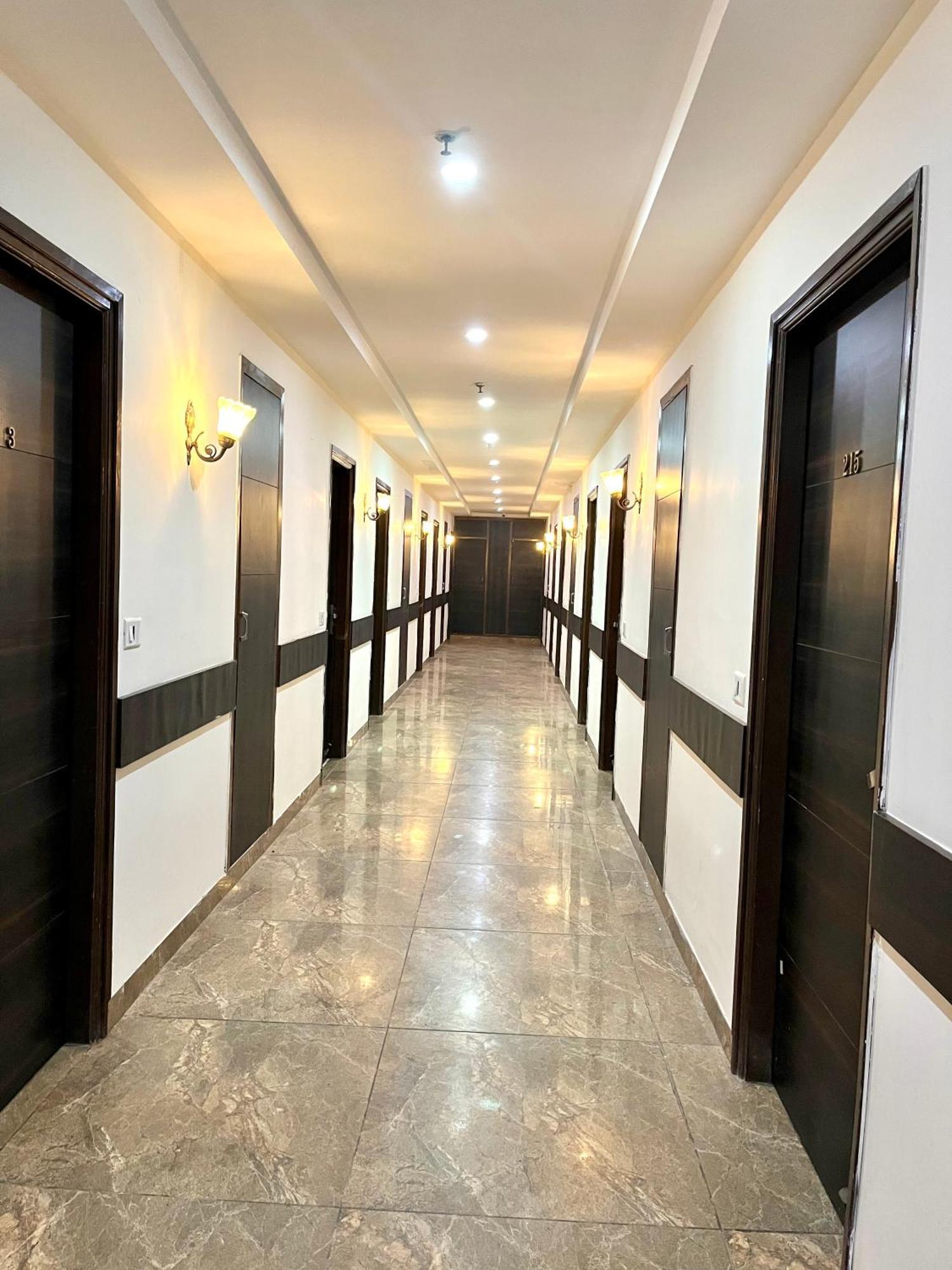 Hotel Jb Residency !! Luxurious & Royal Balcony Rooms !! Large Rooms Zirakpur Bagian luar foto