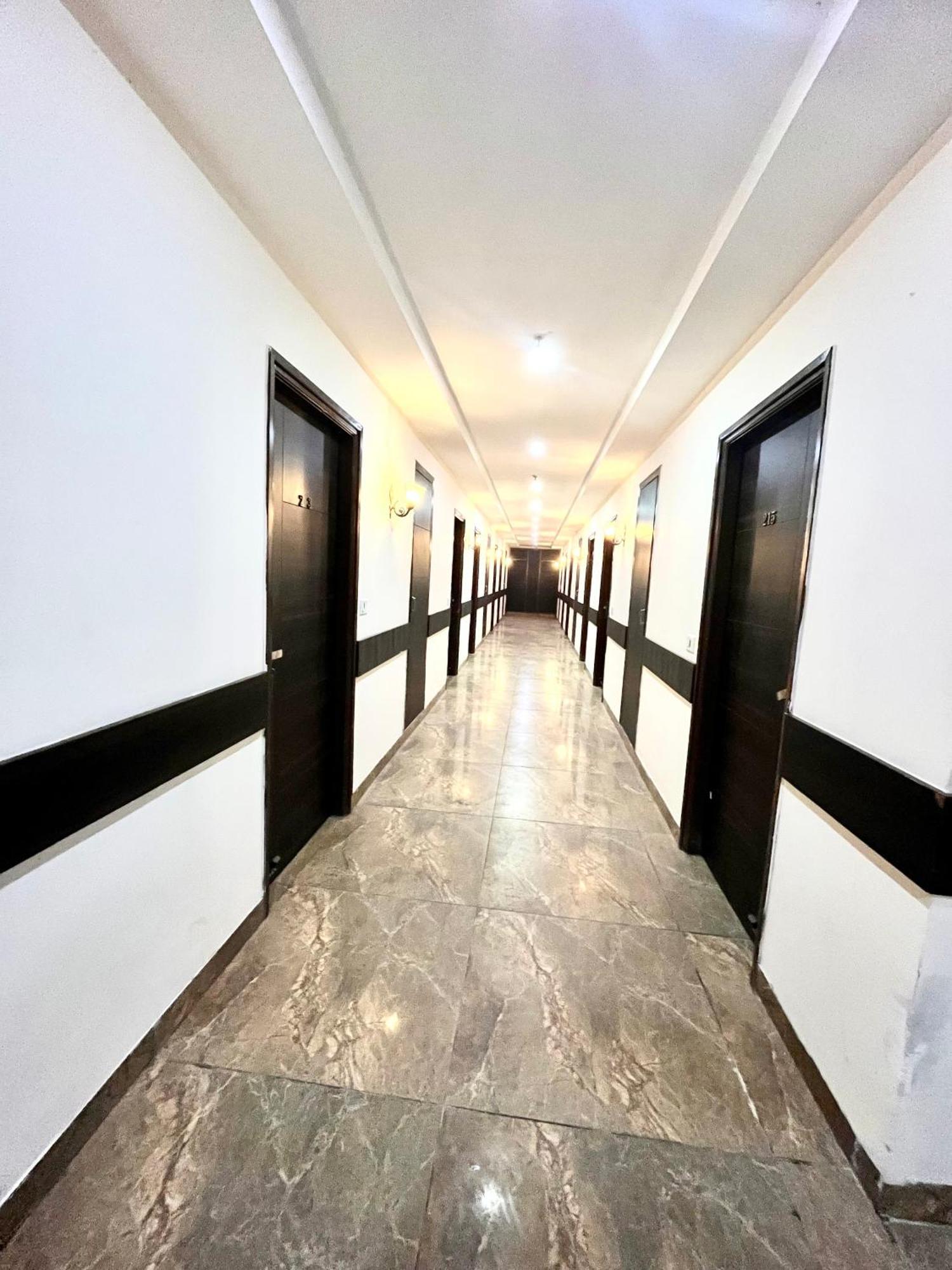 Hotel Jb Residency !! Luxurious & Royal Balcony Rooms !! Large Rooms Zirakpur Bagian luar foto