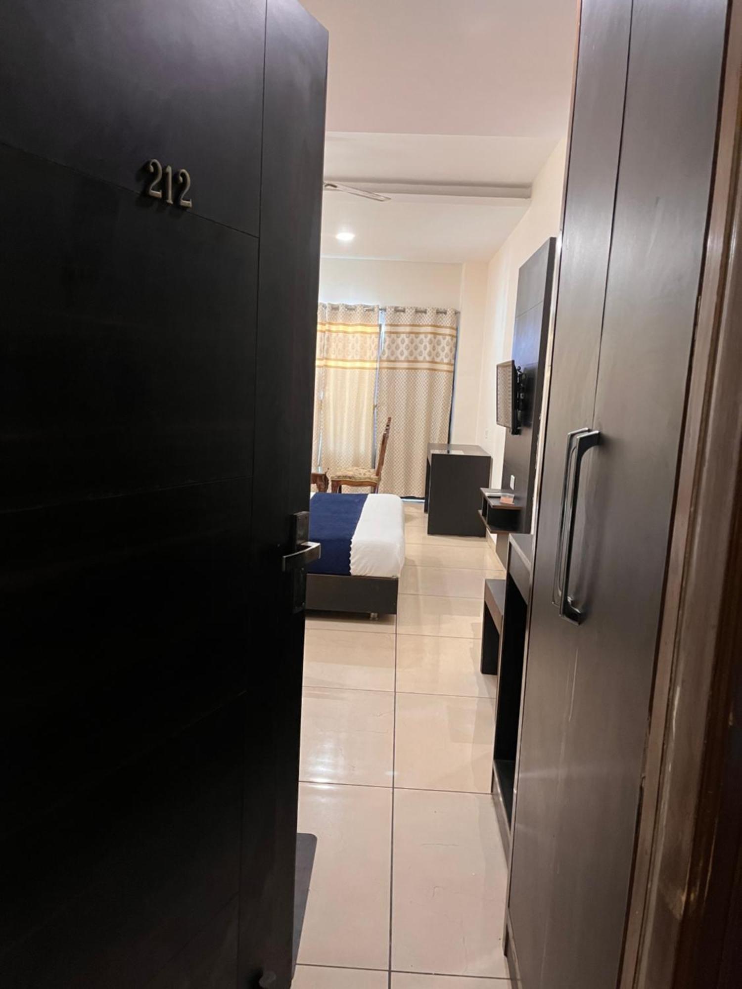 Hotel Jb Residency !! Luxurious & Royal Balcony Rooms !! Large Rooms Zirakpur Bagian luar foto