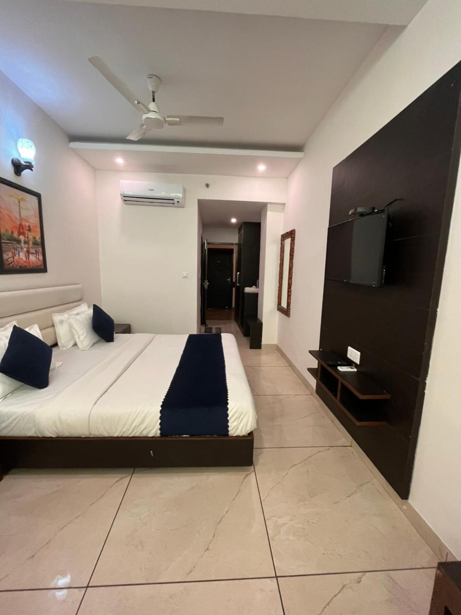 Hotel Jb Residency !! Luxurious & Royal Balcony Rooms !! Large Rooms Zirakpur Bagian luar foto