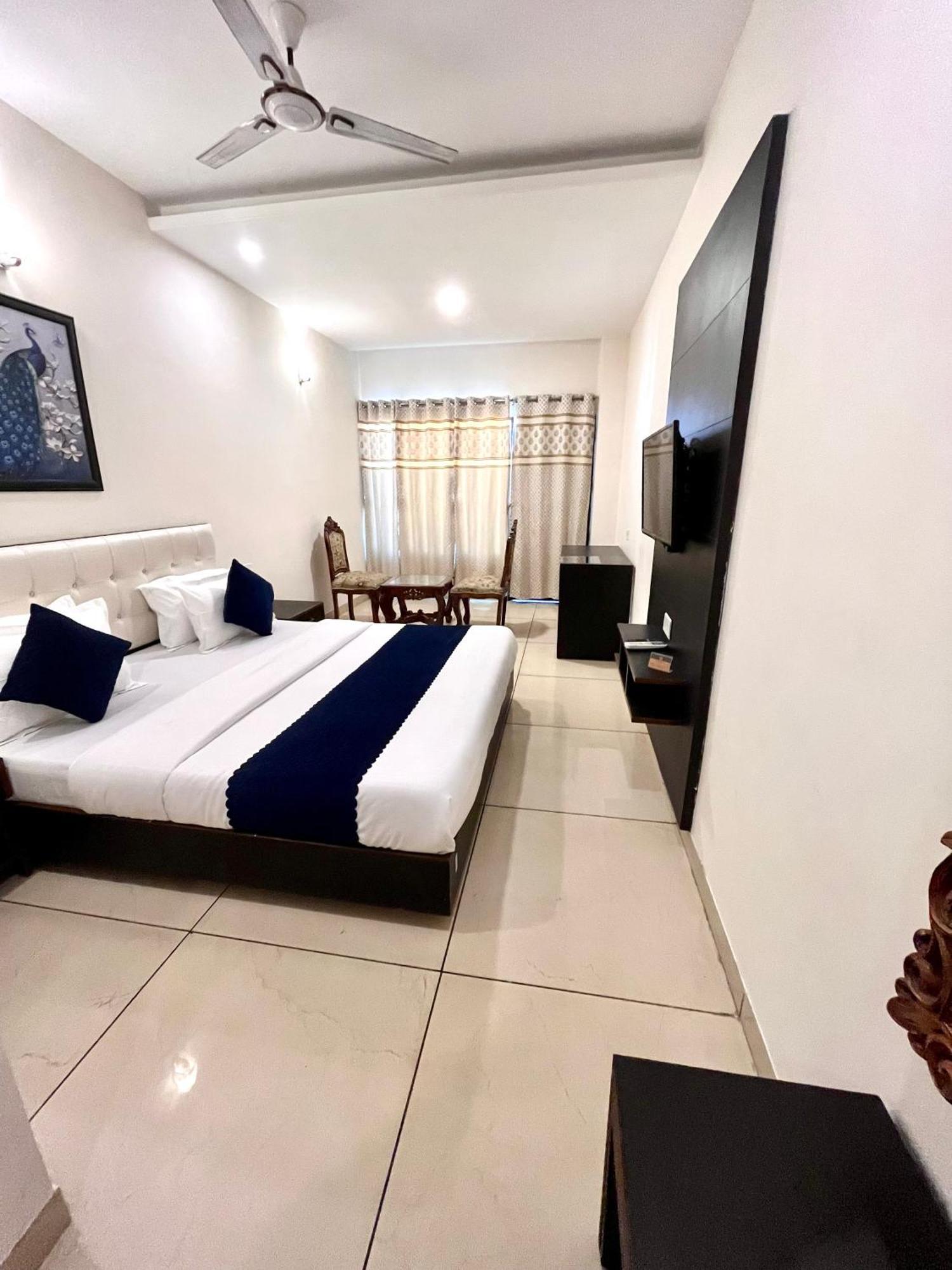 Hotel Jb Residency !! Luxurious & Royal Balcony Rooms !! Large Rooms Zirakpur Bagian luar foto