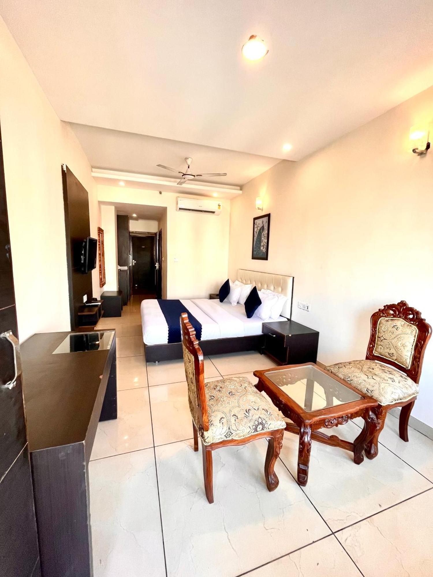 Hotel Jb Residency !! Luxurious & Royal Balcony Rooms !! Large Rooms Zirakpur Bagian luar foto