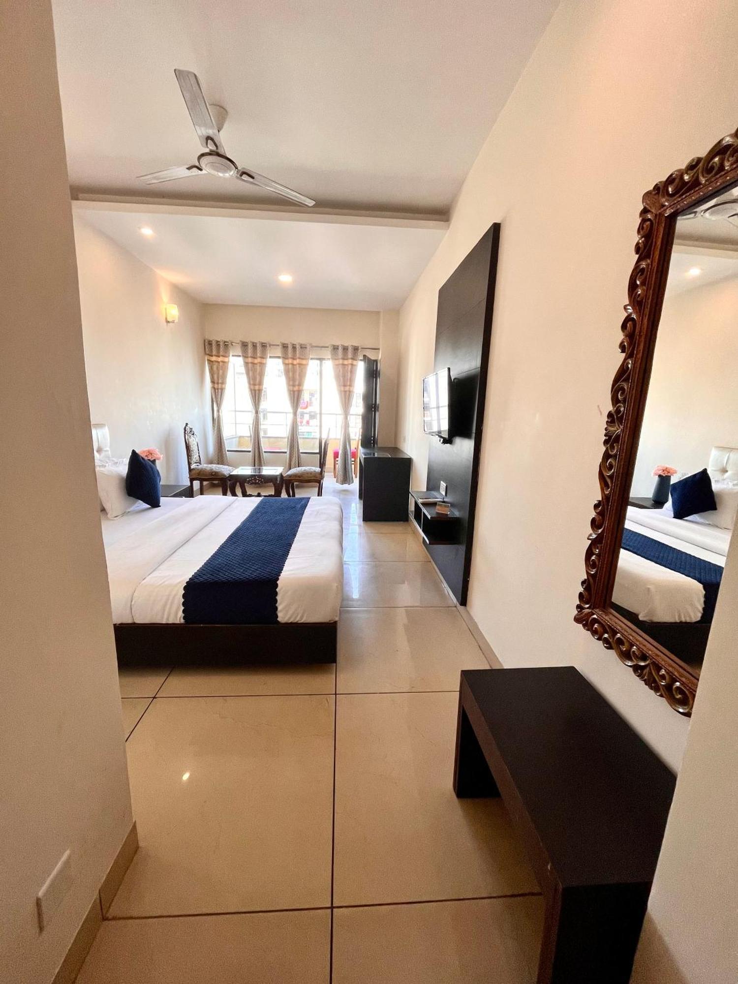 Hotel Jb Residency !! Luxurious & Royal Balcony Rooms !! Large Rooms Zirakpur Bagian luar foto