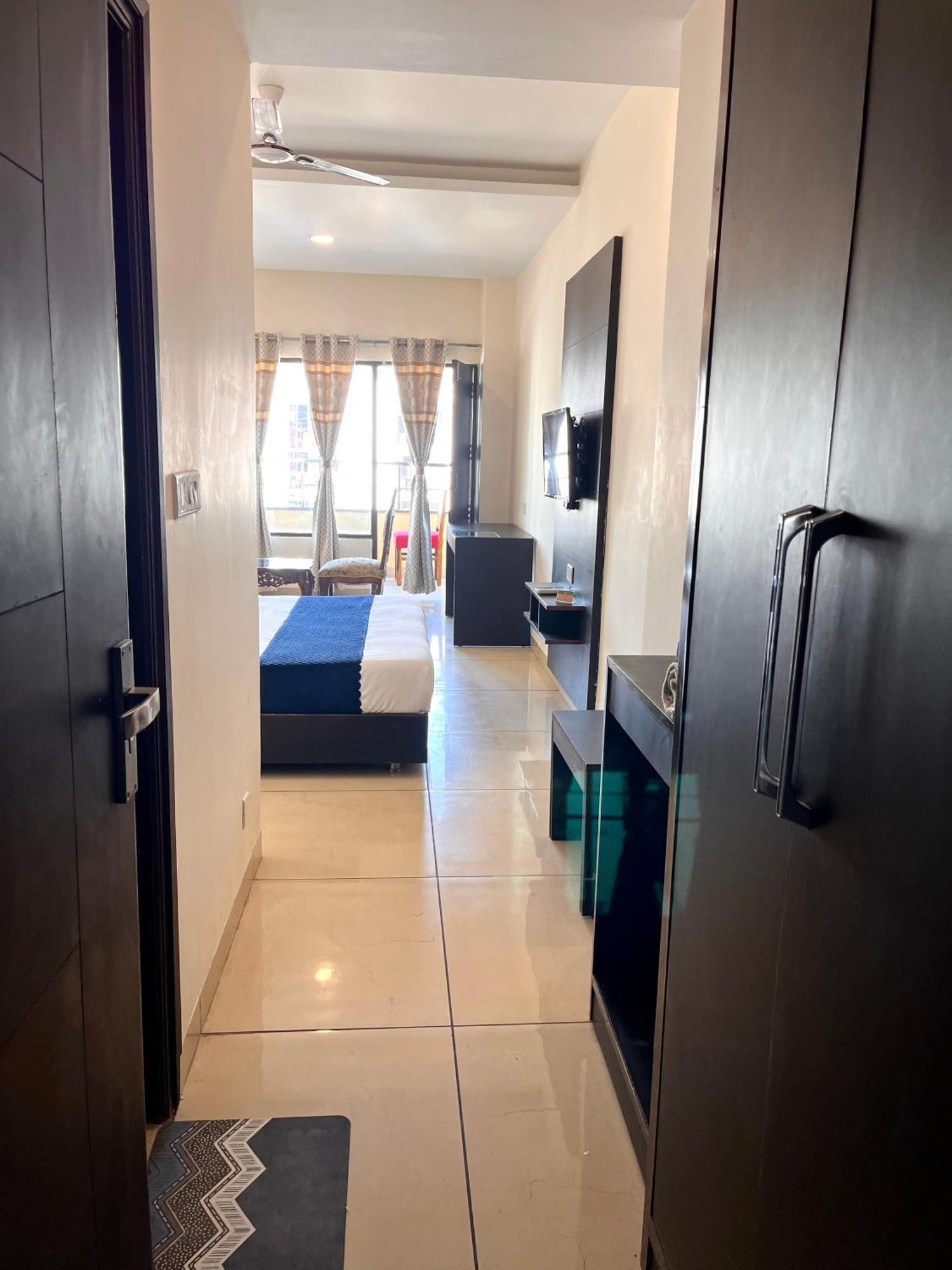 Hotel Jb Residency !! Luxurious & Royal Balcony Rooms !! Large Rooms Zirakpur Bagian luar foto