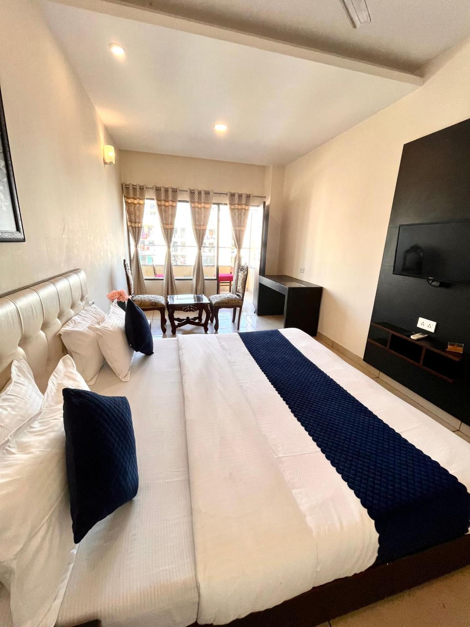 Hotel Jb Residency !! Luxurious & Royal Balcony Rooms !! Large Rooms Zirakpur Bagian luar foto
