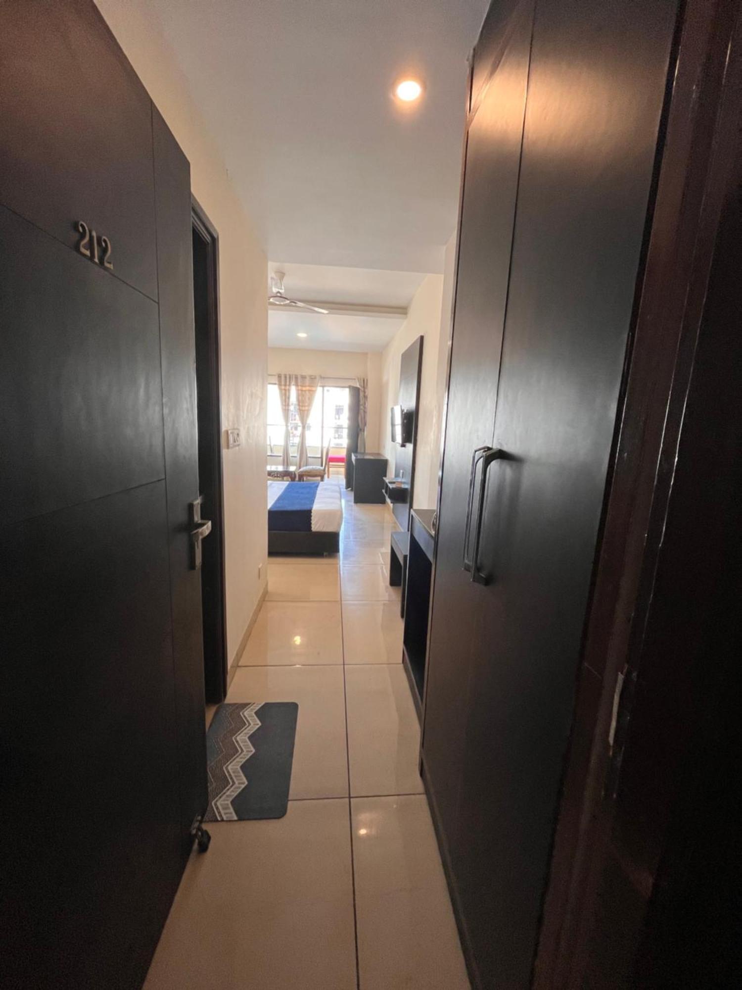 Hotel Jb Residency !! Luxurious & Royal Balcony Rooms !! Large Rooms Zirakpur Bagian luar foto