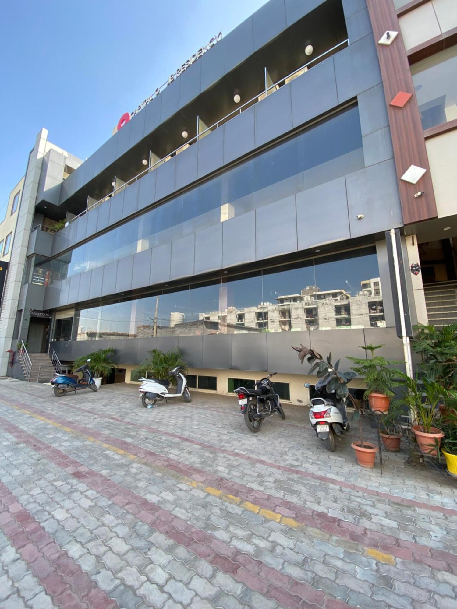 Hotel Jb Residency !! Luxurious & Royal Balcony Rooms !! Large Rooms Zirakpur Bagian luar foto