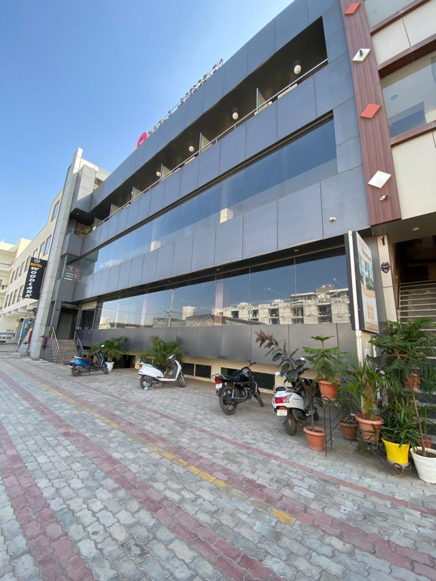 Hotel Jb Residency !! Luxurious & Royal Balcony Rooms !! Large Rooms Zirakpur Bagian luar foto