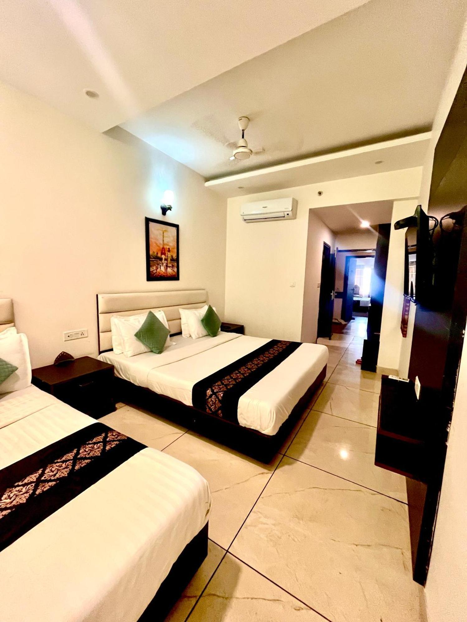 Hotel Jb Residency !! Luxurious & Royal Balcony Rooms !! Large Rooms Zirakpur Bagian luar foto