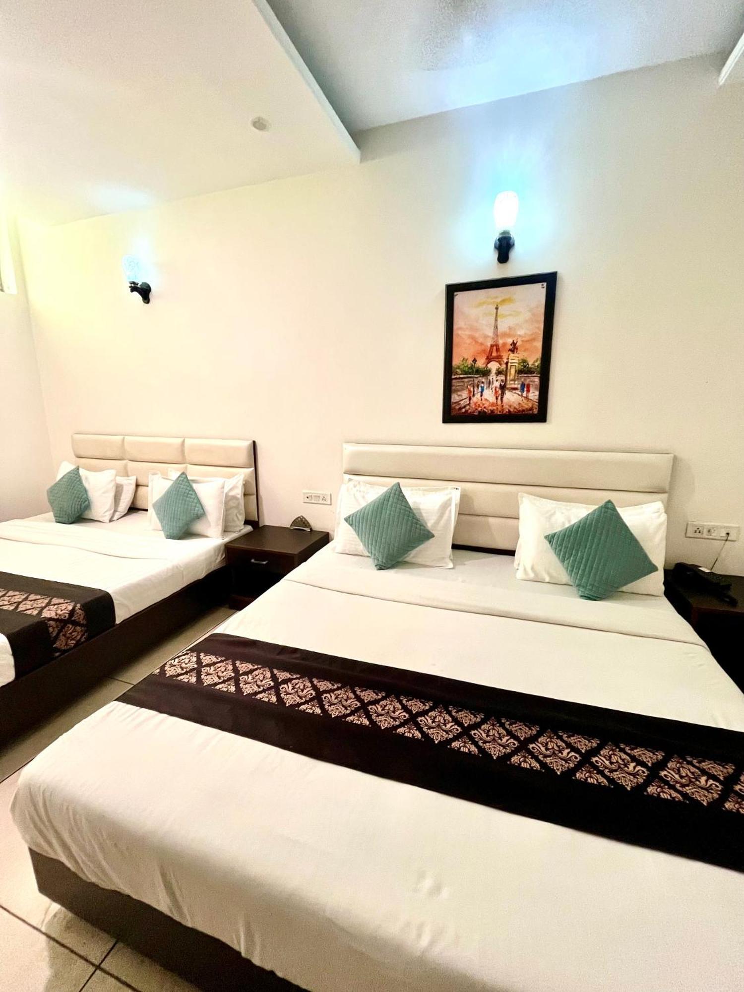 Hotel Jb Residency !! Luxurious & Royal Balcony Rooms !! Large Rooms Zirakpur Bagian luar foto