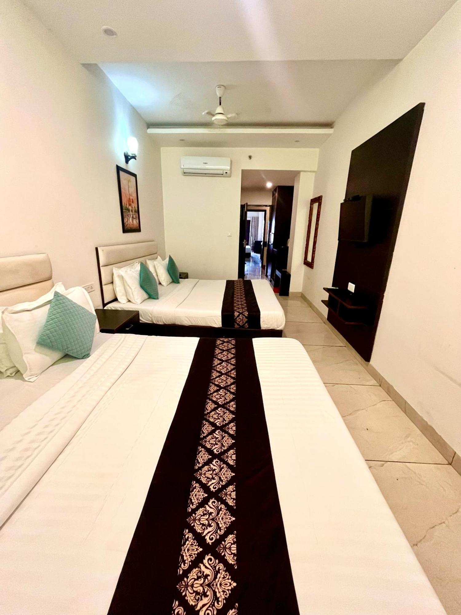 Hotel Jb Residency !! Luxurious & Royal Balcony Rooms !! Large Rooms Zirakpur Bagian luar foto